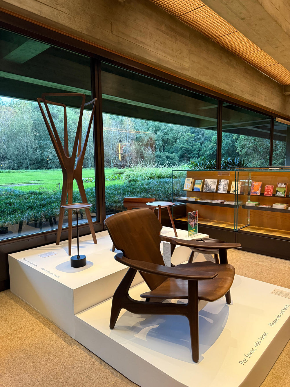 Seleção QuartoSala: Peças de design brasileiro de Sergio Rodrigues e Jader Almeida selecionadas pela QuartoSala para a exposição Complexo Brasil na Fundação Gulbenkian.