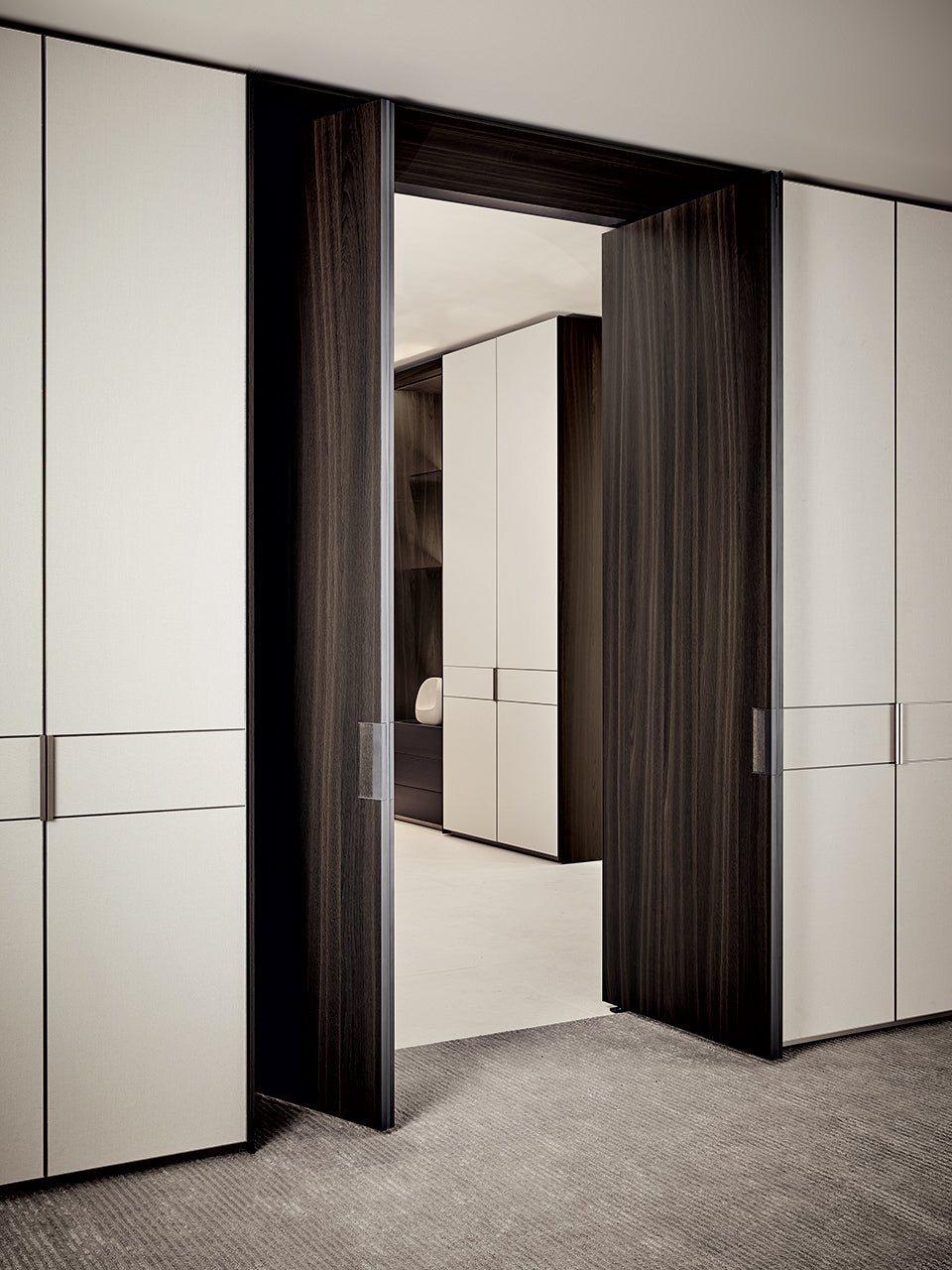 Portas Pivot da Poliform na QuartoSala 